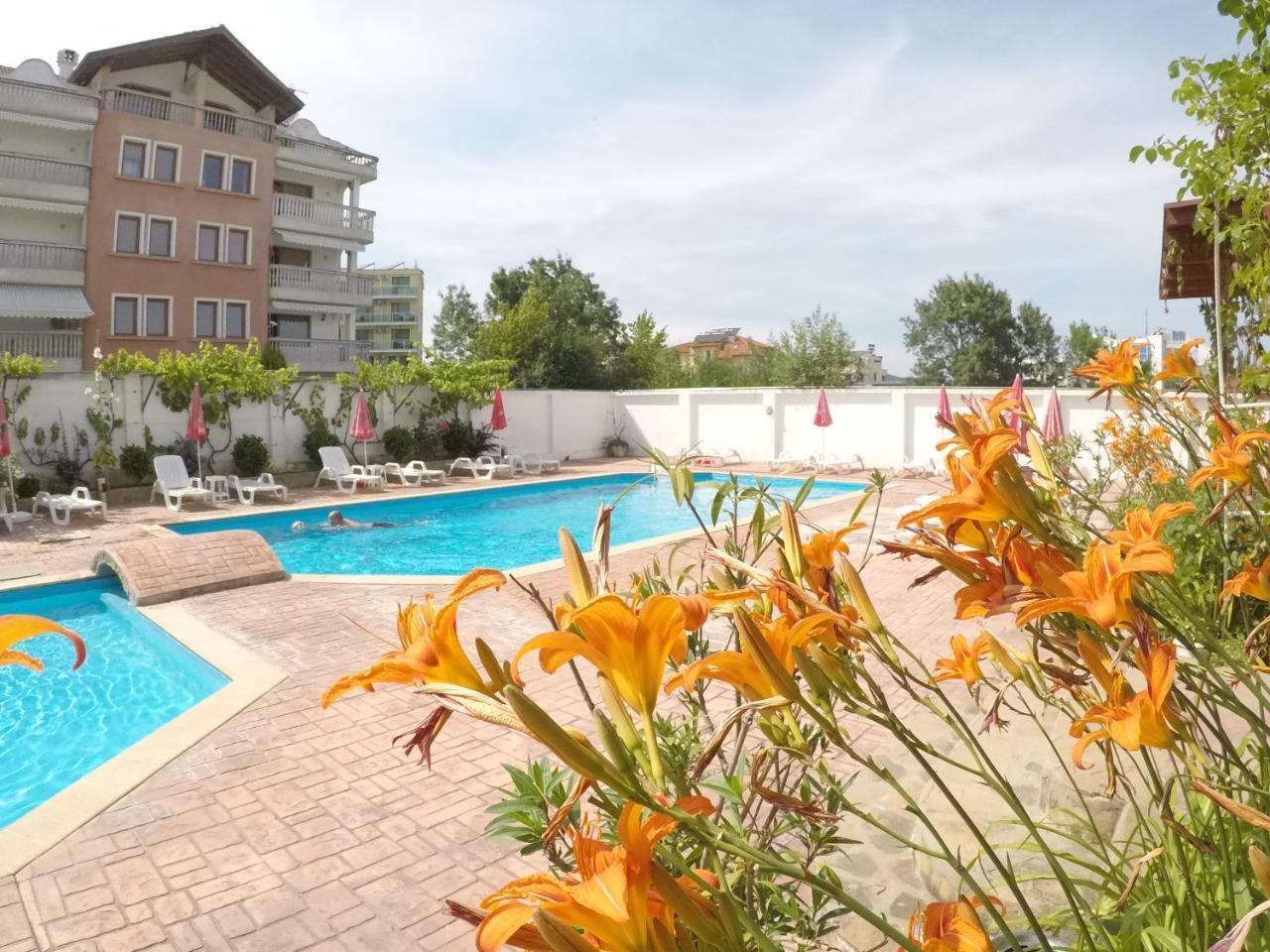 Alba Family Club Hotel Primorsko Buitenkant foto